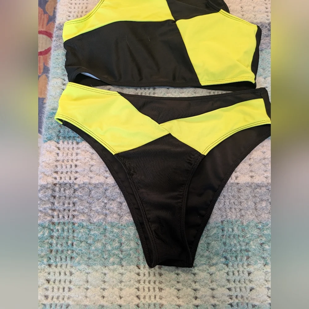 Shego Cosplay‎ Black and Neon Yellow Colorblock Bikini Set Size Large